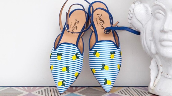 Balerínky jsou trendy již několik sezon, a proto je lze považovat za nadčasové. Módní ale nejsou ty s tou kulatou špičkou, ale zúženou. 