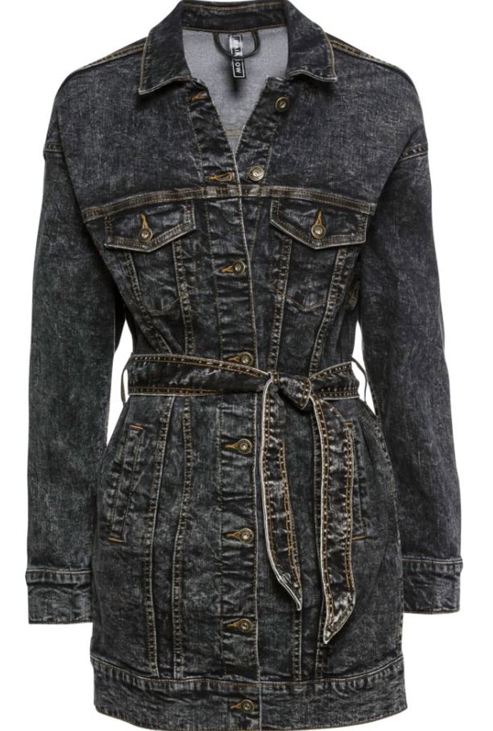 Oversized džínová bunda (849 Kč) s páskem, který krásně zvýrazní váš pas.