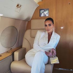 Ale ne vždy to musí být propadák. V tomto případě má Kardashian palec nahoru. Bílá barva jí prozáří a zjemní. 