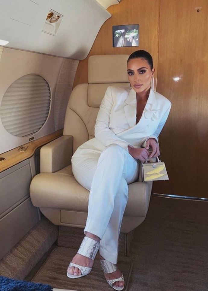 Ale ne vždy to musí být propadák. V tomto případě má Kardashian palec nahoru. Bílá barva jí prozáří a zjemní. 