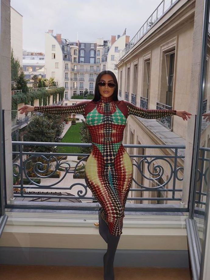 Oblíbenou zálibou Kim je šokovat, což se jí vcelku daří. Své fanoušky si získala tím, že se za své křivky nestydí.