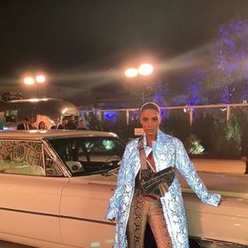 Zvířecí kůže je v módě, nicméně i v tomto případě znamená, že méně je více. Tím se ale Kim rozhodně řídit nebude. 