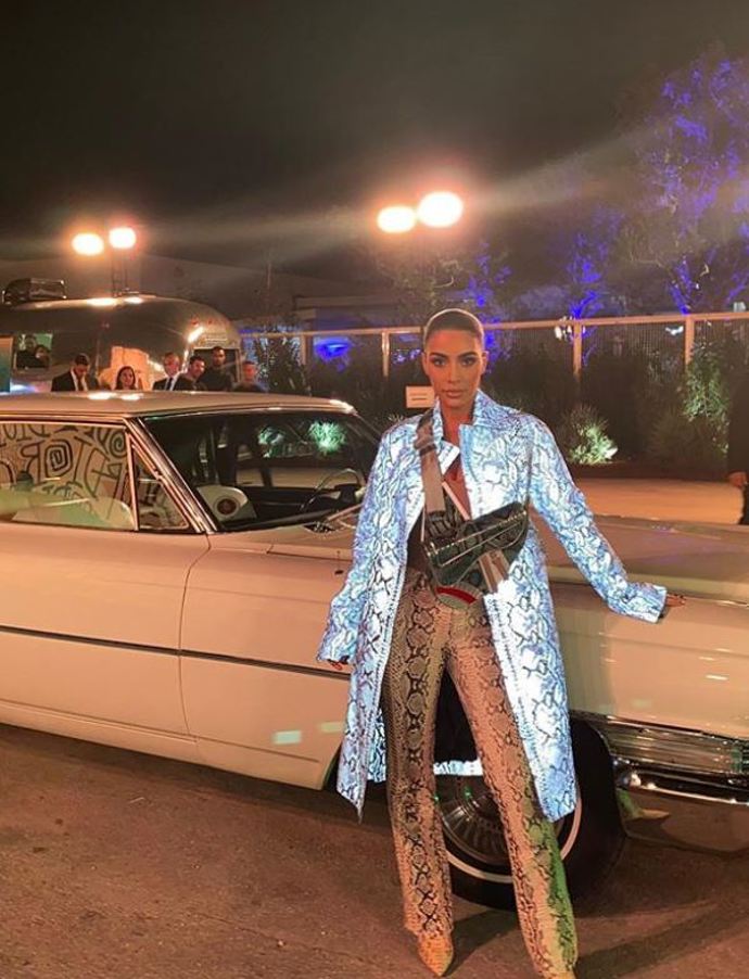 Zvířecí kůže je v módě, nicméně i v tomto případě znamená, že méně je více. Tím se ale Kim rozhodně řídit nebude. 