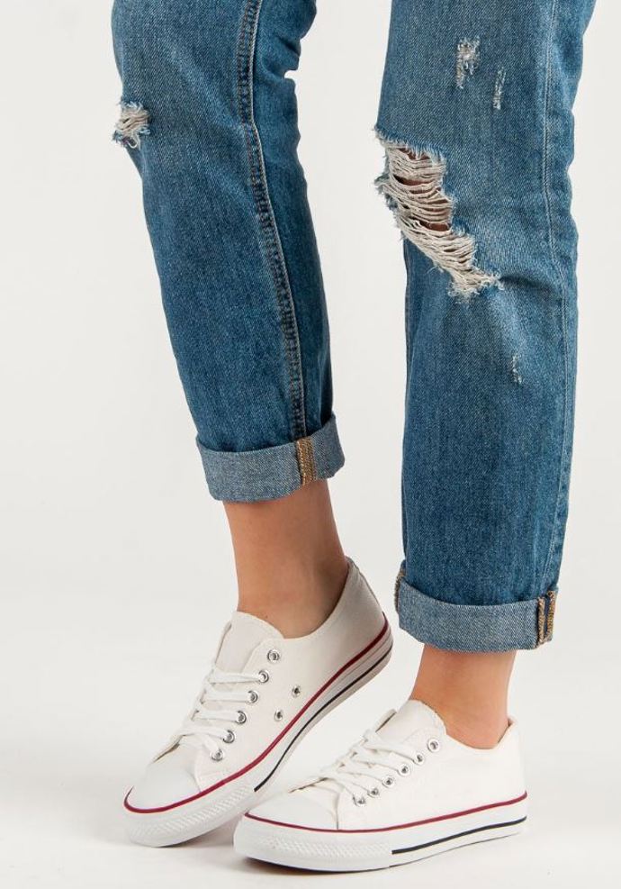 Plátěné tenisky (186 Kč) si již můžete vzít třeba k šatům či sukním. 