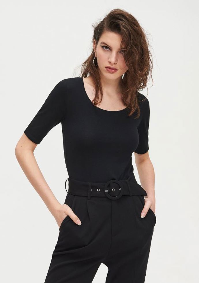 Basic černé tričko (129 Kč) krásně zkombinujete s čímkoliv budete chtít. 