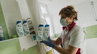 Shrnutí koronakrize: Kdo pomohl lidem v nouzi věcnými dary o váze více než 35 000 tun?