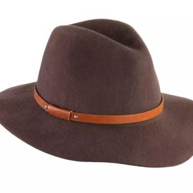 Trendy jsou klobouky v pánském stylu. Ideální jsou pro ženy, které mají kulatý obličej. Díky němu dosáhnete optického prodloužení.