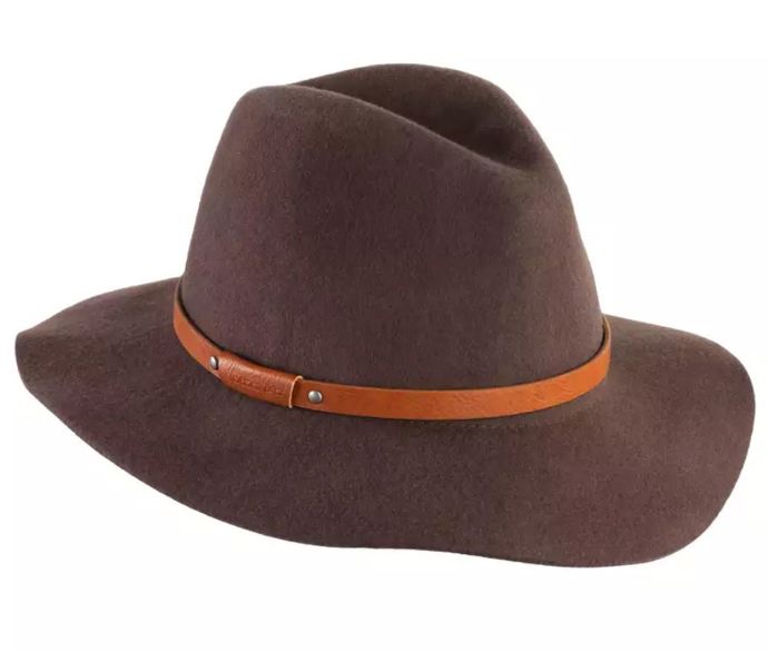 Trendy jsou klobouky v pánském stylu. Ideální jsou pro ženy, které mají kulatý obličej. Díky němu dosáhnete optického prodloužení. 
