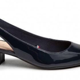 Slingback jsou tvarované do špičky a mají otevřenou patu. Vyznačují se minimalistickým stylem, a tak je nejčastěji najdeme v černé barvě. 