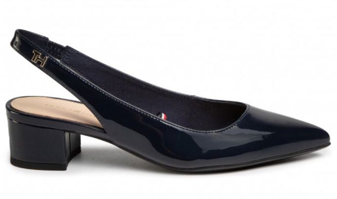 Slingback jsou tvarované do špičky a mají otevřenou patu. Vyznačují se minimalistickým stylem, a tak je nejčastěji najdeme v černé barvě. 