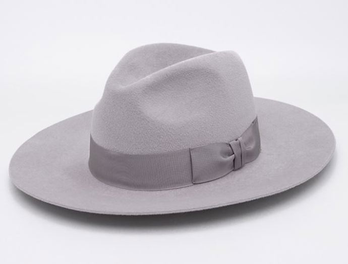 Klobouky nejsou vhodné pouze k rybníku či moři. Nebojte se je vytáhnout třeba na rande nebo na procházku po městě. 
