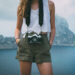 Jestliže si budete vybírat oblečení na léto, zjistěte si, z čeho je vyrobené. Vhodné jsou látky vyrobené z bavlny, konopí či viskózy.
