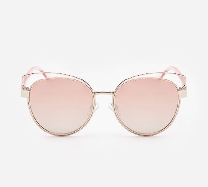 Letošním hitem jsou sluneční brýle (129 Kč), které mají barevná sklíčka. Nesmrtelné jsou brýle tzv. mouchy.