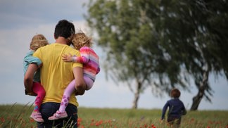 Autokratická výchova klade důraz na poslušnost. Opakem je liberální výchova, která dětem hojně dopřává vše, co chtějí, bez pravidel a hranic, poslušnost se nevyžaduje téměř vůbec. 