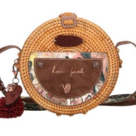 Proutěné kabelky nemusí být nudné. Mohou být ozdobené různými třásněmi, korálky či výšivkami. Jako v tomto případě. 