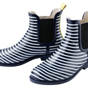 Proč nebýt stylové i v dešti? Když bude pršet, můžete námořnické kecky vyměnit za pruhované holínky.