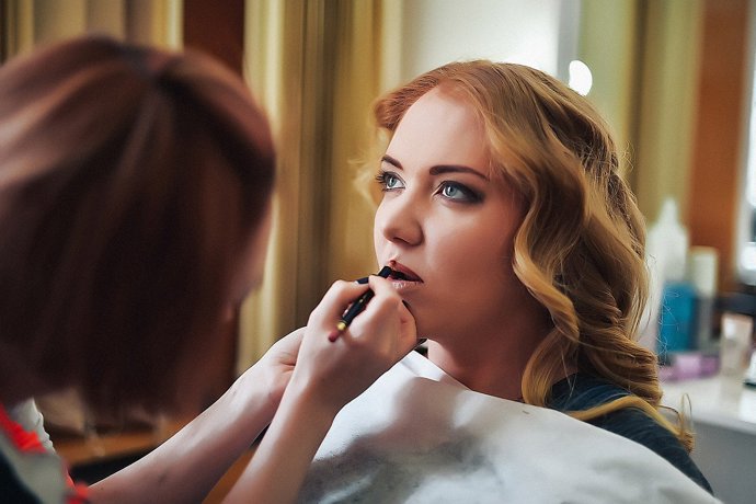 V létě se vyhněte rtěnkám a dejte spíše přednost leskům na rty. Jestli jste zvyklá se málo líčit, úplně v pohodě si vystačíte s řasenkou, korektorem a již zmíněným leskem. 