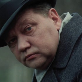 A Rudolf Hrušínský potřetí. Když kráčí, coby doktor Meluzin, chodbou ke svému bytu, je slyšet znělka Večerníčku.