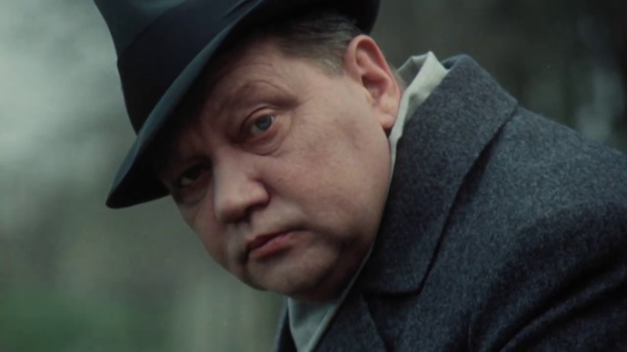 A Rudolf Hrušínský potřetí. Když kráčí, coby doktor Meluzin, chodbou ke svému bytu, je slyšet znělka Večerníčku.