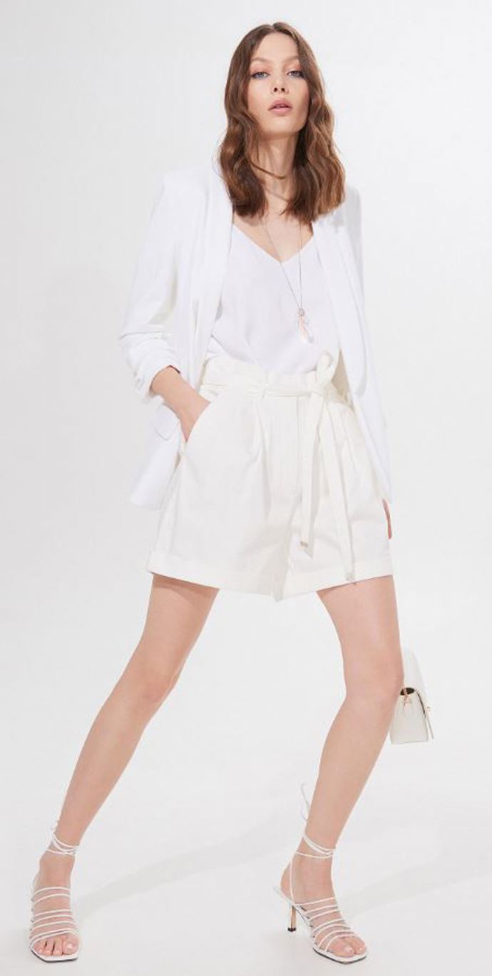 Trendy jsou šortky s vysokým pasem (699 Kč). Ty jsou kratší, ale zato vám opticky prodlouží nohy. 