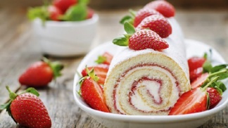 Šťavnaté léto v nových receptech: Sladký koláč, palačinky, noky, roláda, ale také netradiční jahody s pepřem