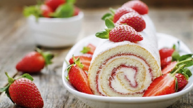 Šťavnaté léto v nových receptech: Sladký koláč, palačinky, noky, roláda, ale také netradiční jahody s pepřem