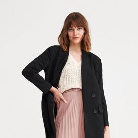 Plisovaná sukně (499 Kč) skvěle sedne každé ženě. Dejte si jenom pozor na délku a šířku skladu.