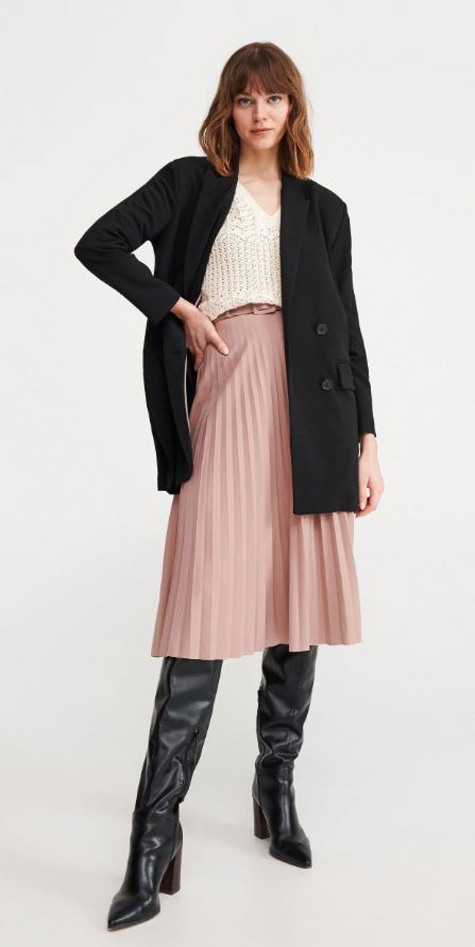 Plisovaná sukně (499 Kč) skvěle sedne každé ženě. Dejte si jenom pozor na délku a šířku skladu.