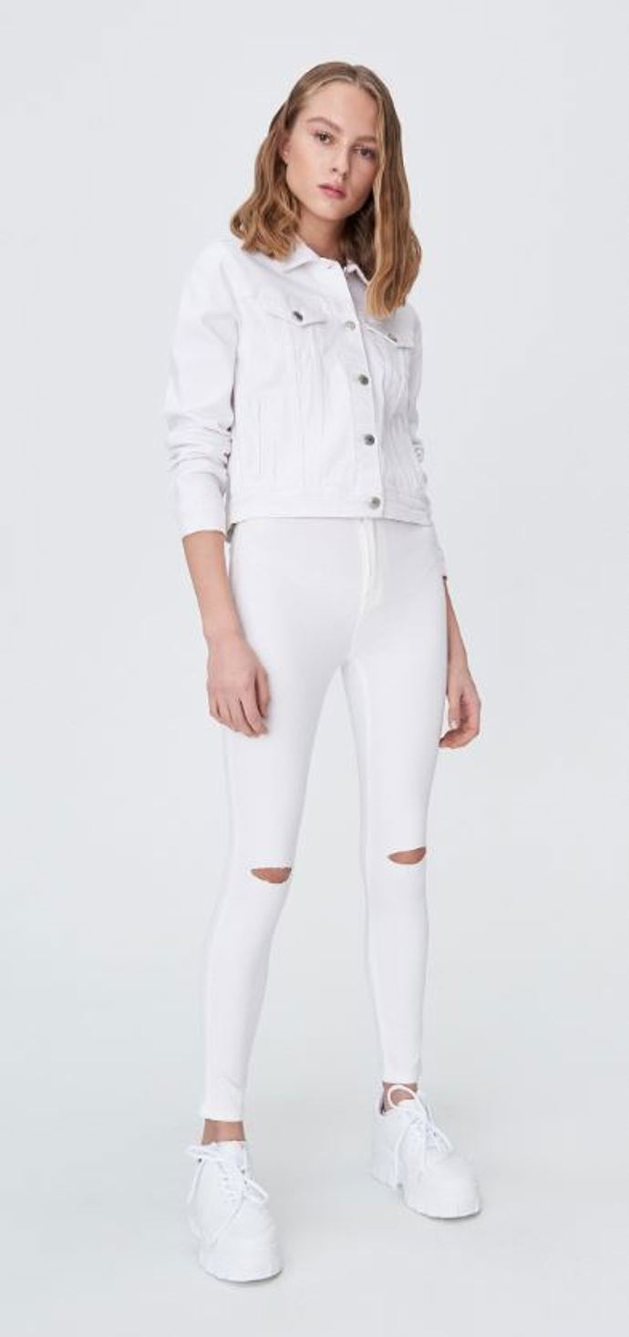 Bílé kalhoty (249 Kč) se též řadí ke kouskům, které jsou nesmrtelné a snadno se s nimi kombinuje. Údržba je sice náročnější, ale stojí to za to.