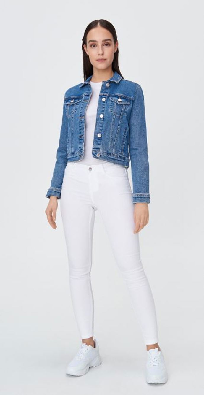 Módní řetězce již nabízí nepřeberné množství bílých kalhot (249 Kč). Letos jsou módní ty s vysoký pasem a kratšími nohavicemi.