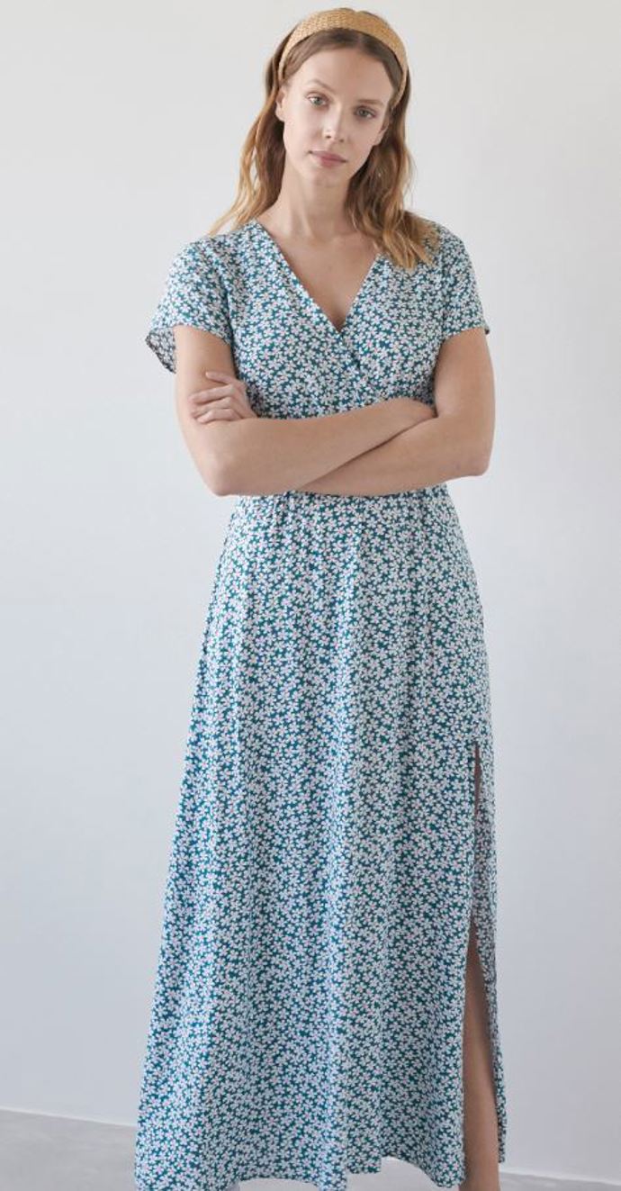 Letos zabodujete s rozevlátými maxi šaty (399 Kč), které zakryjí menší nedostatky. 