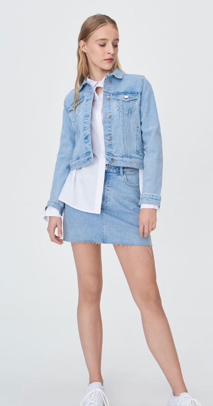 Zkrácená džínová bunda (549 Kč) podpoří mladistvý vzhled. 