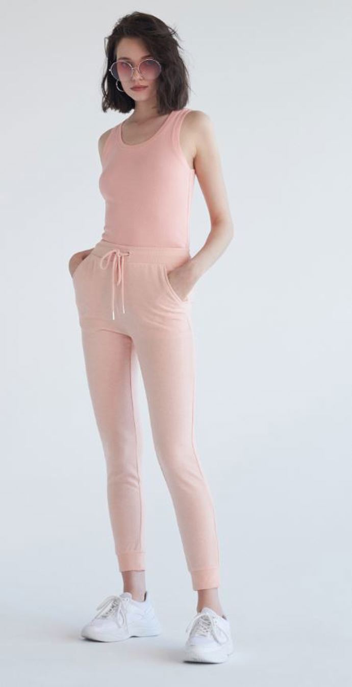 Minimálně jedno basic tílko (59 Kč) by mělo ve vaši skříni být. To můžete třeba v chladných dnech využít jako spodní část pod košili.