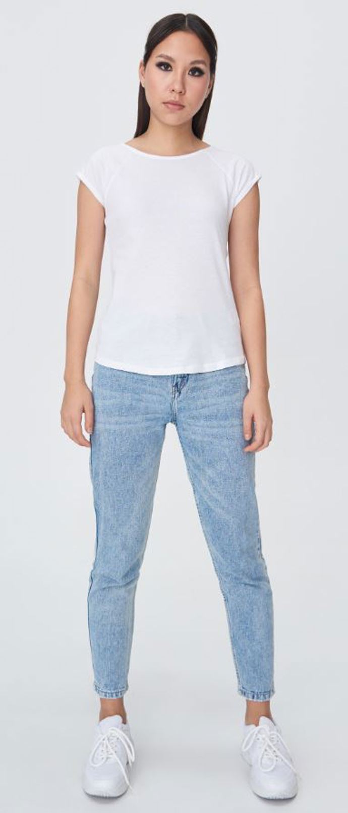 Ve vašem šatníku by taky nemělo chybět bílé basic tričko (69 Kč). 