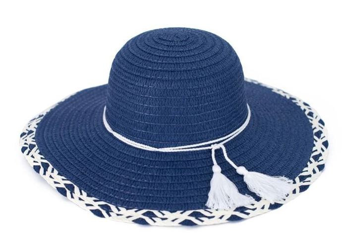Slaměné klobouky mohou být různých barev. Nebojte se tedy oživení outfitu pomocí barevných pokrývek. 
