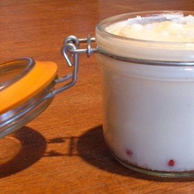 Barbarské kmeny Galů a Germánů údajně používali směsi dřevěného popela a kozího loje jako pomády na vlasy. Někdy si je s nimi dokonce barvili načerveno. 