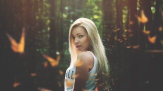 svůdná žena v lese