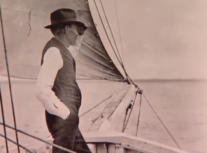 Joshua Slocum se údajně nikdy nenaučil plavat. 