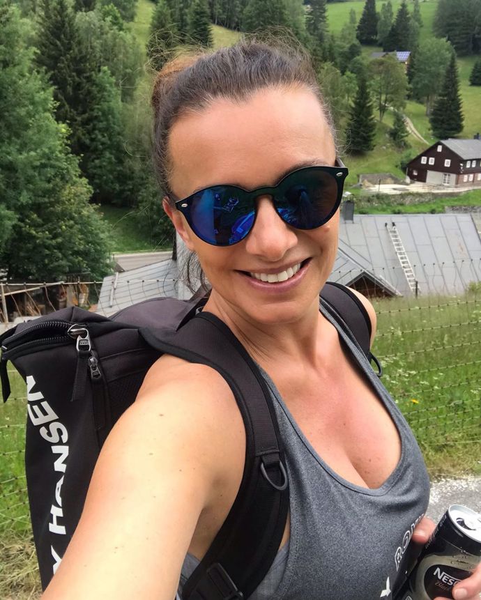 Miluje turistiku, která jí pomáhá se udržovat ve výborné formě.
