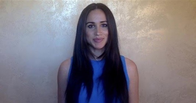 I Meghan Markle modrou letos oblékla již několikrát.
