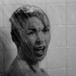 Když šel film do kin, měli opozdilci smůlu, jakmile se začalo promítat, nikdo již do kinosálu nemohl vstoupit. Hitchcock trval na tom, že si Psycho člověk užije jen od samotného začátku.