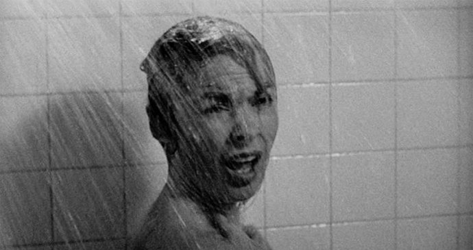 Když šel film do kin, měli opozdilci smůlu, jakmile se začalo promítat, nikdo již do kinosálu nemohl vstoupit. Hitchcock trval na tom, že si Psycho člověk užije jen od samotného začátku.