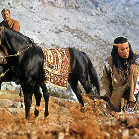 Složil ji Martin Bottcher, který komunikoval s producenty pouze po telefonu. První knihu o Vinnetouovi přečetl až v 78 letech.