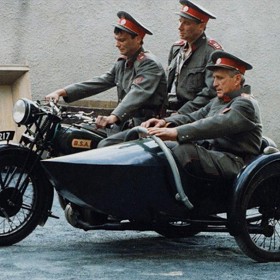 Ve třetí řadě se objevilo až 3000 komparzistů.