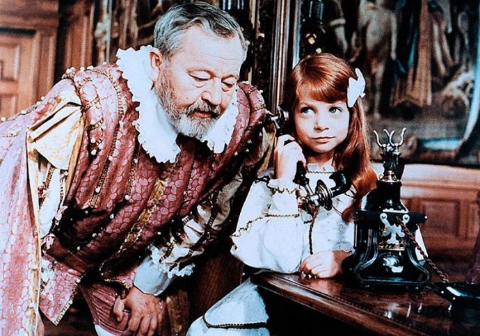 ...Werich, jenž se ale nechal někdy zastupovat dvojníkem. V epizodě Pan Tau na horách si zahrála i Ivana Trumpová.