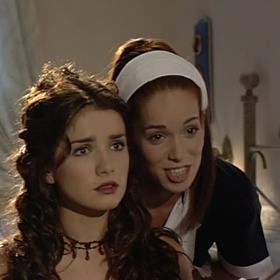 Ke konci seriálu se nechá Milagros potetovat. Herečka ale byla tetovaná již dávno, jen se to muselo skrýt.