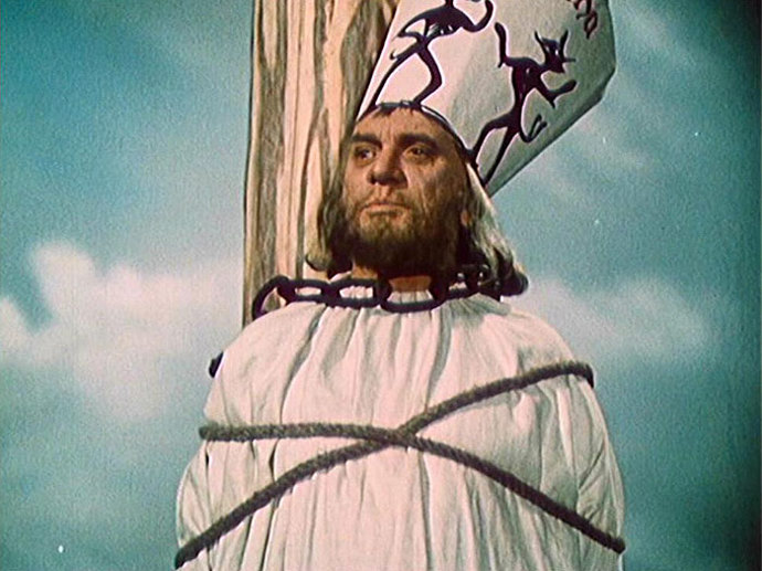 Na coroze (papírové čepici) Jana Husa je napsáno "Ecce Heresiarcha", což znamená "Pohleďte, arcikacíř".