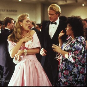 Meryl má s Ďáblicí (Roseanne Barr) jen jednu společnou scénu, a to na začátku filmu.