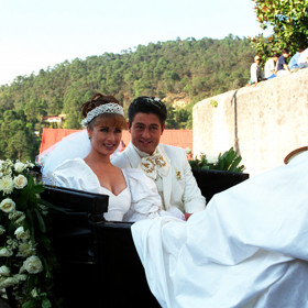 Leticia Calderón se snažila přesvědčit autorku scénáře, že by se měla Esmeralda provdat za doktora Lazcana. Delia Fiallo ale nesouhlasila. Buď José Armando, nebo nikdo. 
