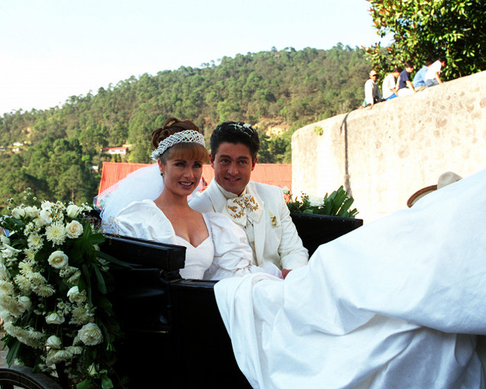 Leticia Calderón se snažila přesvědčit autorku scénáře, že by se měla Esmeralda provdat za doktora Lazcana. Delia Fiallo ale nesouhlasila. Buď José Armando, nebo nikdo. 